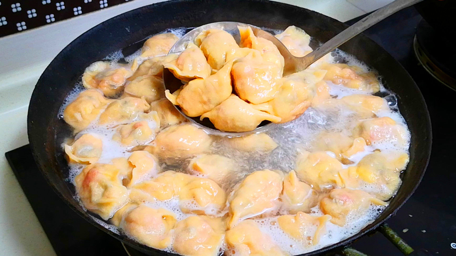  西红柿|夏天用它包饺子最香，不到10块钱做一锅，比三鲜和肉馅都好吃！