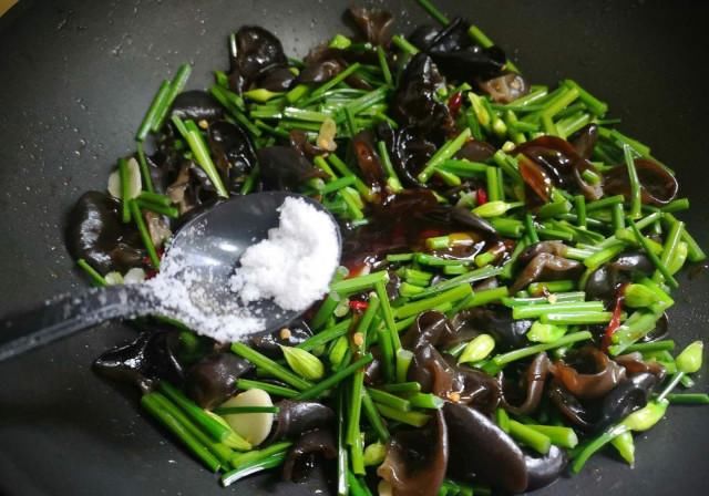  别错过|入伏后，吃这菜正当时，2元一把，清脆爽口，排毒甩脂肪，别错过