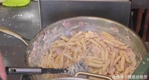 校门|大妈校门前卖“自创”小吃,食客从没见过,6元一碗,每天卖200碗