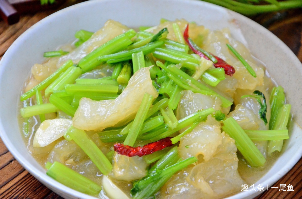 芹菜炒蹄筋|这菜炒一炒五分钟就上桌,胶原蛋白丰富又鲜又滑,老人孩子要常吃