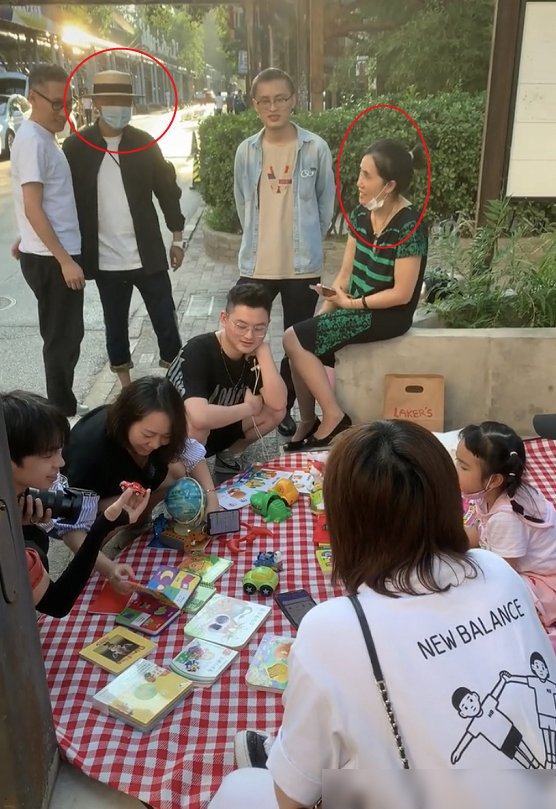 夫妇|5岁饺子摆摊卖二手物品，摊位前挤满顾客，包贝尔夫妇全程跟随