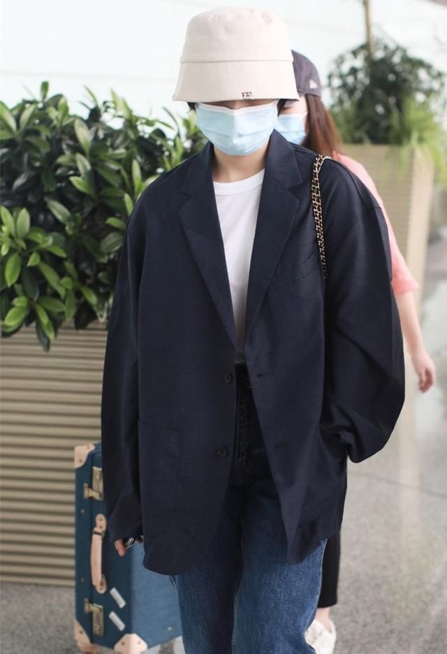  下半身|张子枫现身机场，宽松西装搭配白色T恤，全身包裹严实休闲感十足