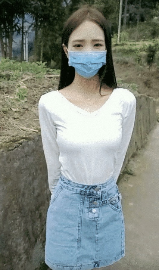  魅力|街拍：牛仔裙的魅力，很适合女大学生的气质吧？