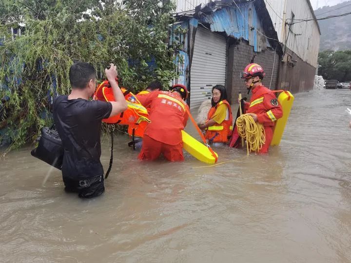 黑格|狂风巨浪，多地被淹！“黑格比”登陆了→