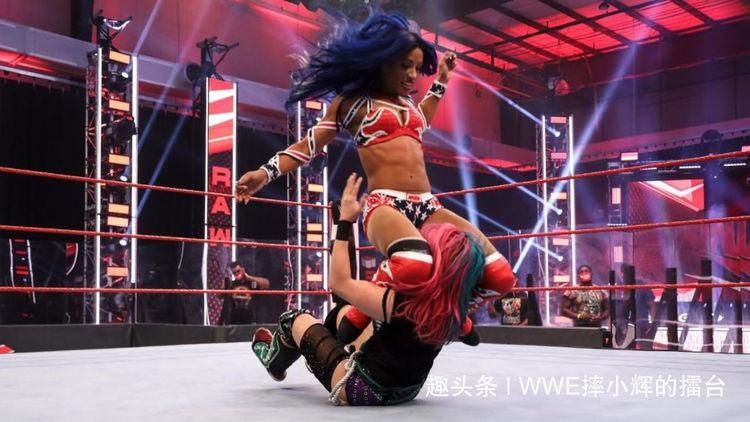 莎夏班克|并肩冷石奥斯汀与大锤HHH!莎夏与贝莉成为WWE女子组历史第一人！