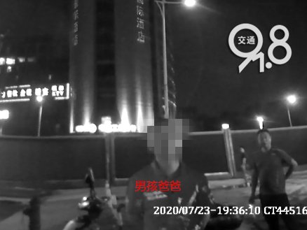  用爸爸|杭州一13岁男孩哭着报警：“求你们管管我爸...”