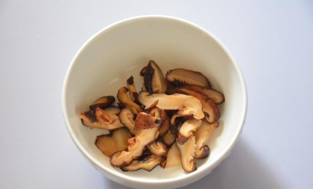  干香菇|它被称为“植物皇后”，用它熬粥太鲜美了，每周早餐都要做一次