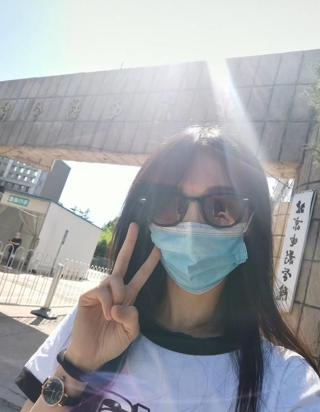 毕业|郑爽直言毕业后不敢回校，大学聚会太自卑，看到她同学后我懂了