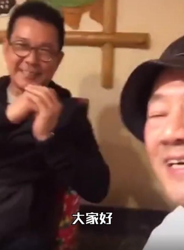  师奶|80年代武打巨星元彪罕露面，保养得宜不显老，人气爆棚遭师奶围堵