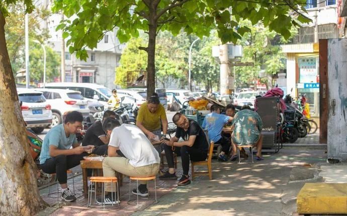 桌椅|店内坐不下,门口搬桌椅来吃!丰储街的这家盖浇饭火了13年!