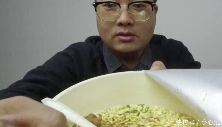 见识|见识下19块钱一桶的泡面 “超大”牛肉块, 最后男子把碗都舔干净了