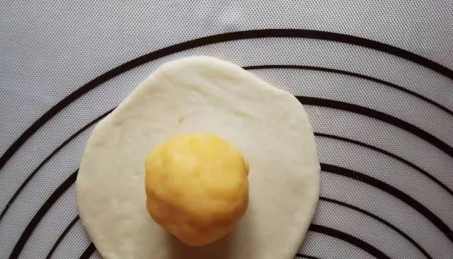  奶黄|超好吃的奶黄小餐包，松软香甜，一口咬下去根本停不下来！
