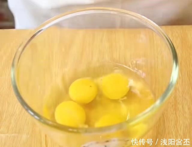 好吃|一个蒸锅搞定的蒸酸奶蛋糕,无需烤箱不回缩,湿润绵密很好吃