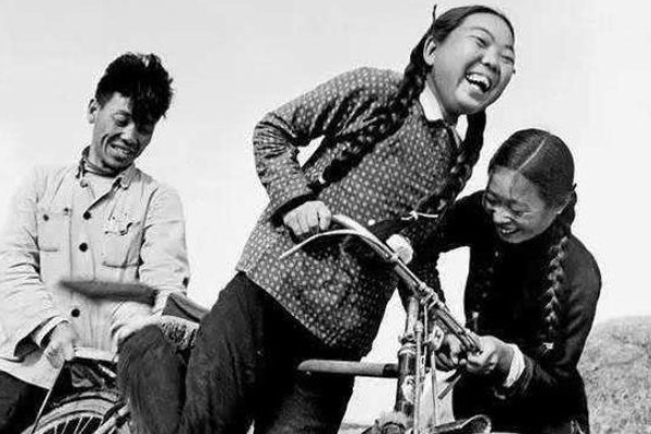 江姐的凶手|杀害江姐的刽子手,躲藏8年娶妻生子成劳模,却因耍帅露出马脚