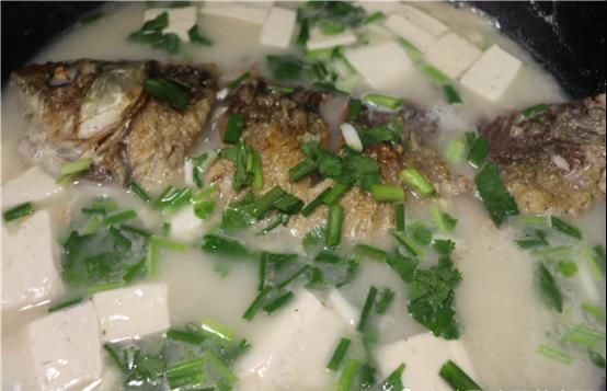  活蹦乱跳|大厨将一大瓶雪碧倒入鱼桶中，不到一分钟，鲫鱼的反应真的绝了