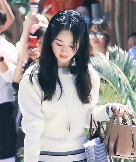  生图|赵丽颖《中餐厅》再曝路透，买食材秀小蛮腰生图惊艳，生过孩子是认真的吗