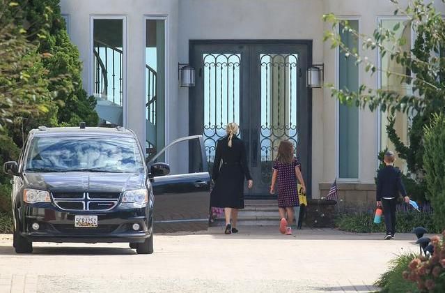  路线|伊万卡开始走亲民路线，大女儿成黑胖妞，穿裙子暴露小短腿