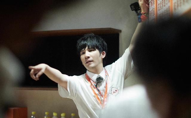  惊人|《密逃2》邓伦展现惊人臂力 杨幂郭麒麟比腿长