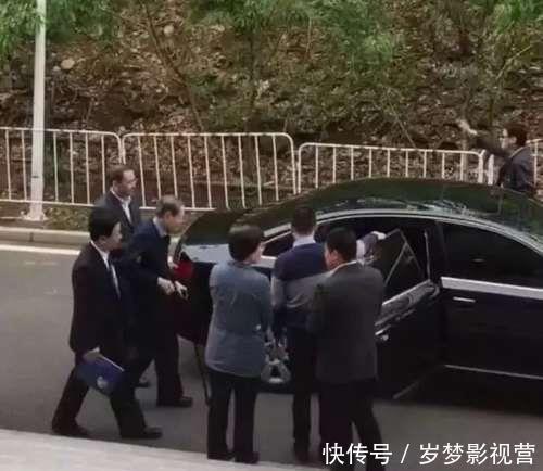 乘车|97岁杨振宁现身不见妻子翁帆,获多人搀扶,多人照顾拄拐杖乘车
