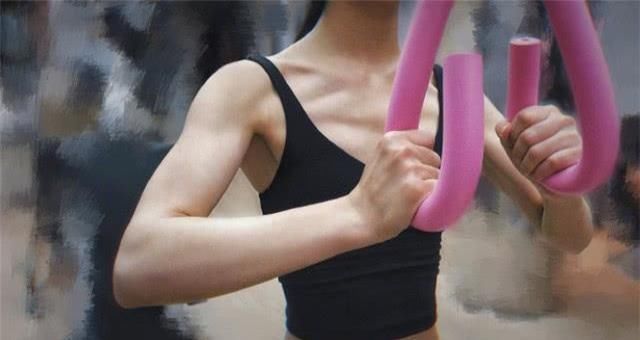  腰部|赵丽颖录综艺累到腰疼，坐马路牙揉腰 曾因坠马伤腰 泣不成声怕瘫痪