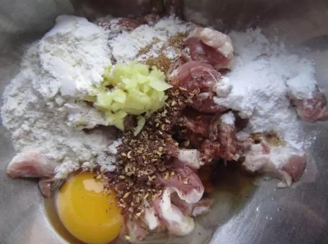  记住|炸酥肉时，记住这3个窍门，又酥又脆不回软