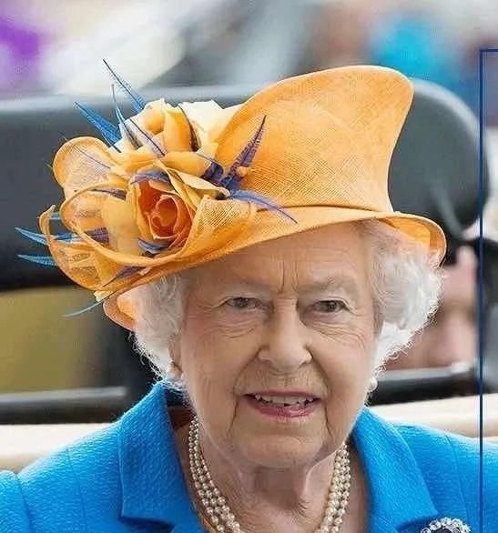 马丁|杨幂为了时尚,大热天穿马丁靴不算啥,看到鞋带:让人想不通