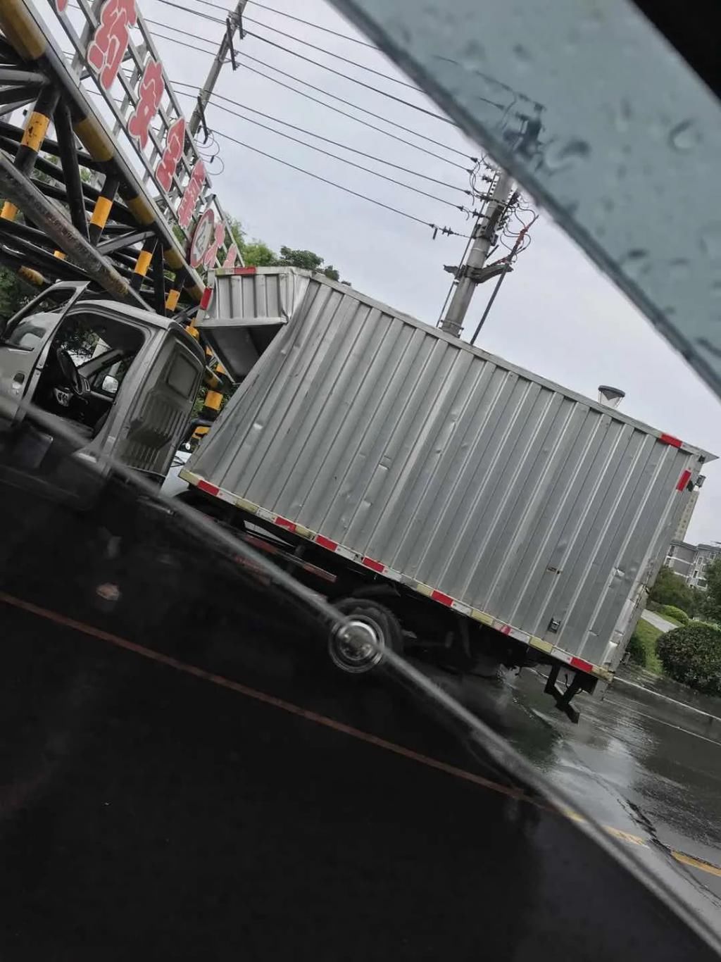 辆小货车|又是颍河闸！又又又撞上了...