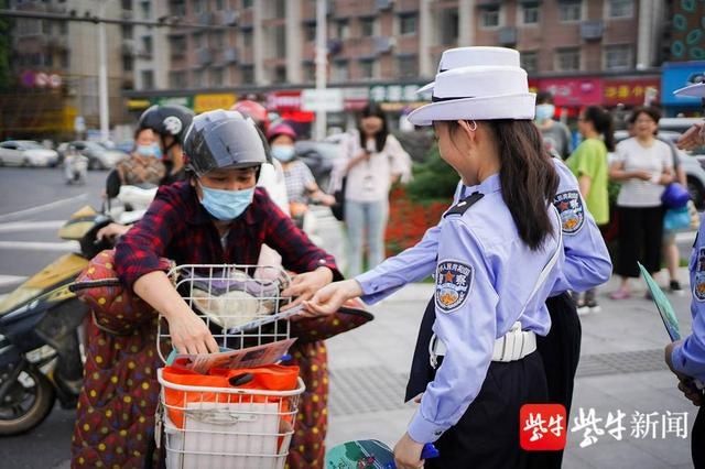  范儿|小小交警也很有范儿，走上街头为宣传文明交通助力
