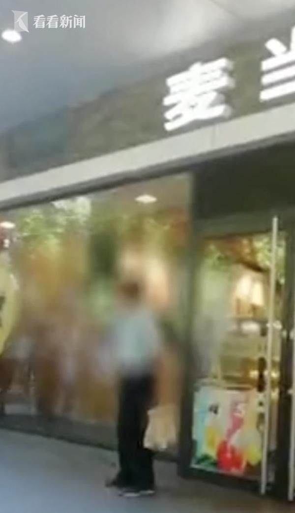  麦当劳|就为阻止妻子买早餐？老人持刀闯进了麦当劳...