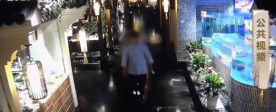  饭店|应聘收银员“卧底”饭店，疯狂复制顾客银行卡，消费记录让人吃惊