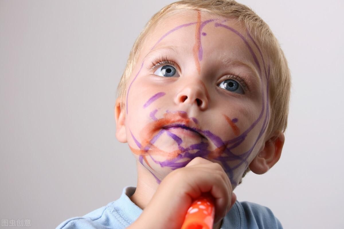 为孩子|萌娃高铁拔腿毛，评论两极分化：熊孩子和萌娃只在一念之差