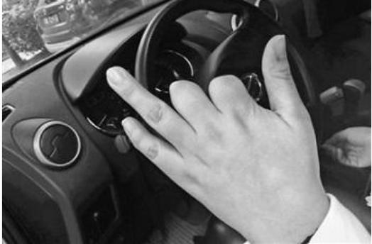  女子|“我的口水能止痒！”女子学车被蚊虫叮咬，被男教练抱着又啃又亲