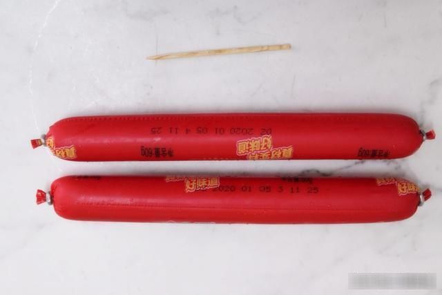  接下来我们|吃了这么久火腿肠，才知道按一下这地方，外皮一碰就开了，真简单