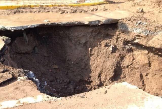 地面|地面一瞬间爆裂开,下一秒能跑多远跑多远,镜头拍下全过程!