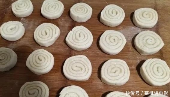 试试|花卷别再蒸着吃了,试试农村厨娘新做法,保准大人小孩都爱吃