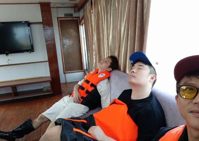  邓超|邓超晒照曝光明星日常百态，鹿晗陈赫累趴了，黄渤枕着救生衣睡着