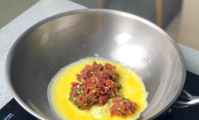  适量|早餐鸡蛋这样吃最美味，不加一滴水，两面煎一煎，简单三步就搞定