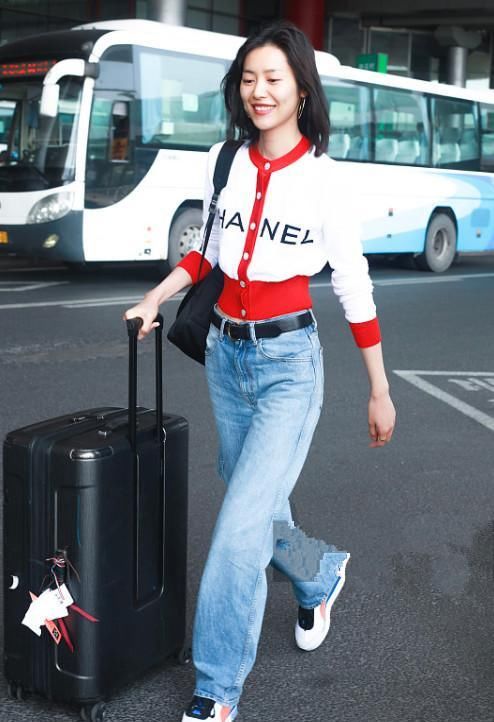  奚梦瑶|奚梦瑶复工走LV秀，神态自然贵太范十足，但腰间的赘肉好明显