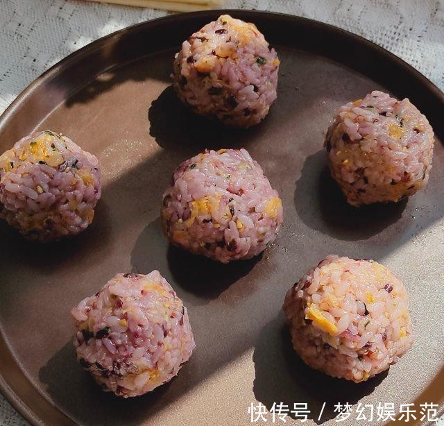 健康|多谷米烤饭团，饭团烤一下，又香又健康