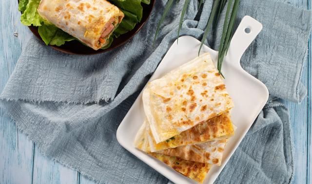 灌饼|在家学做鸡蛋灌饼,只需一个小技巧,个个松软鼓大包