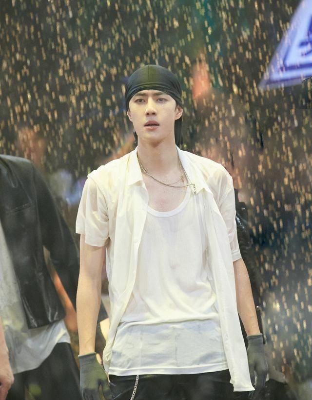  风景|王一博玩水，一个人玩出两种风景