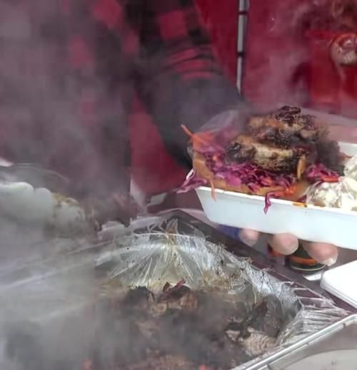  不了|国外乡村集市上的汉堡，看个头就知道吃不了亏，还是乡村套路少啊