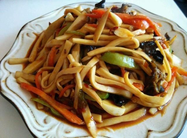 好吃|学会这样做鱼香杏鲍菇，营养好吃又美味下饭，一大盘都不够吃