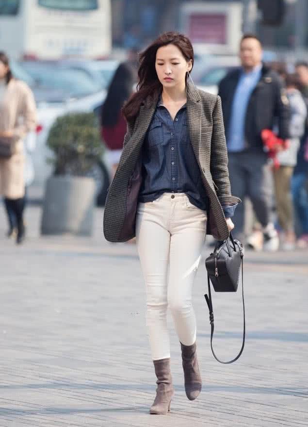 时髦|街拍:时髦大方的时尚美女,牛仔装的搭配潇洒又气派,休闲又不失女人味