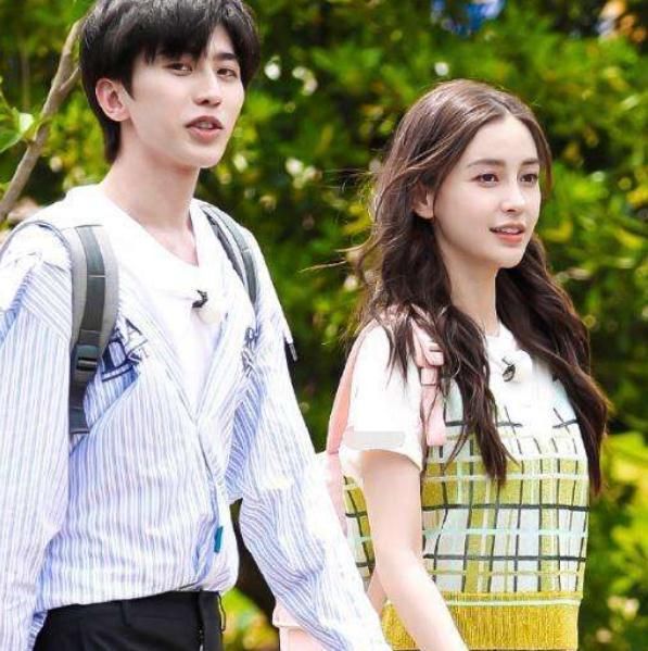 动作|蔡徐坤为baby开车门,谁注意了baby的下意识动作?修养不是装出来的