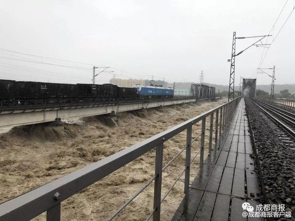  临时|特大洪水来临时，为什么火车要开到桥上停着？