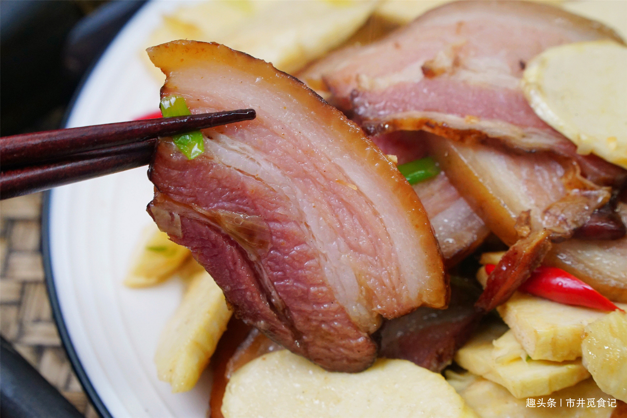  肥腻|炒腊肉时，万不能直接炒，否则又咸又肥腻，教你正确吃法