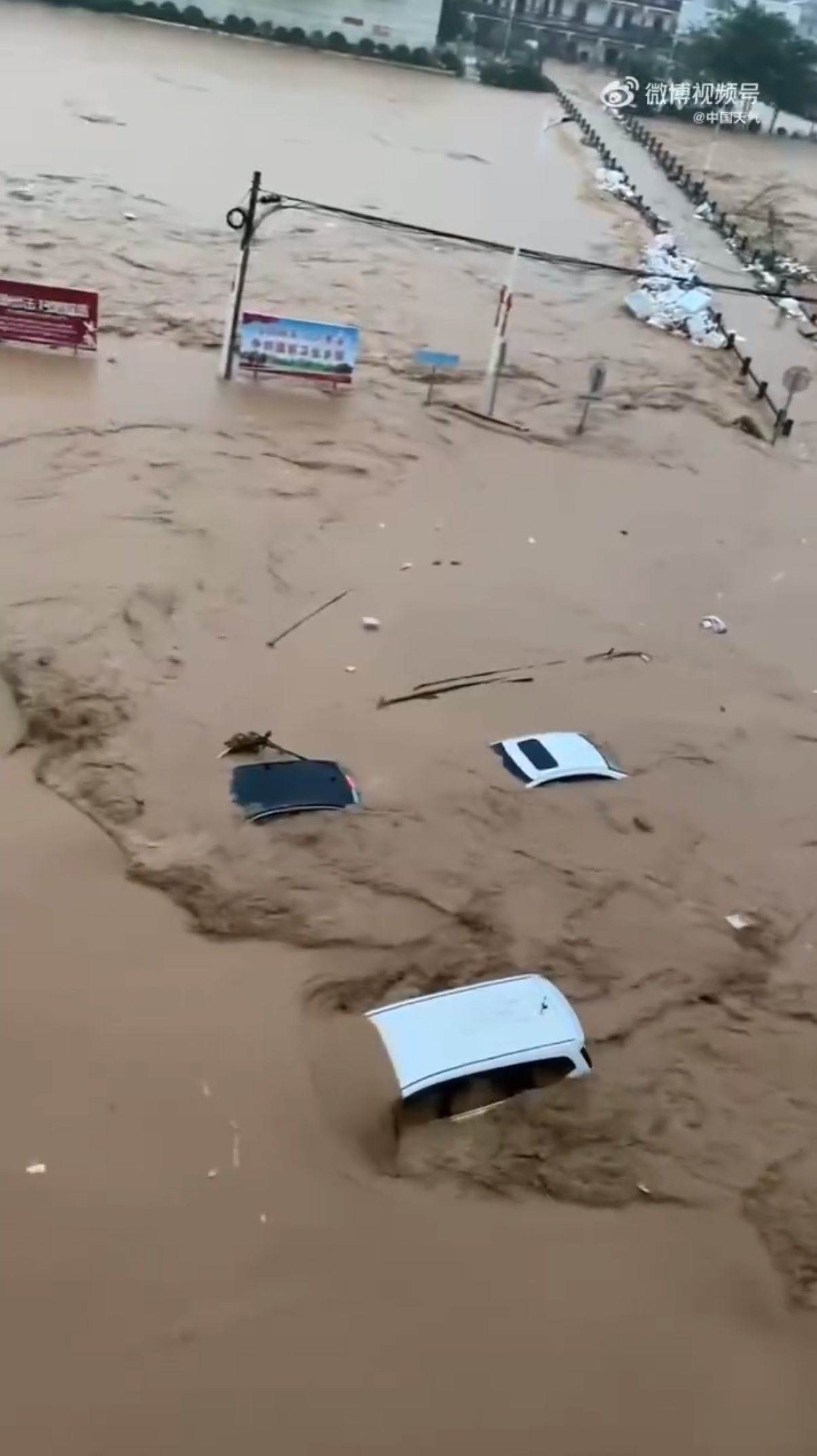 暴雨红色预警！广东高州遭遇猛烈大暴雨，局地已现洪涝河水漫桥