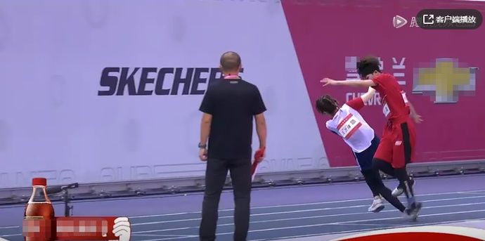  邓亚萍|《超新星》王艺瑾让邓亚萍难堪，刚戴上奖牌就自己摘下，场面尴尬