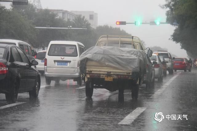 打伞|山东威海遭遇强降雨侵袭 行人打伞出行